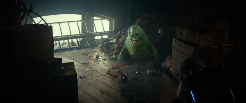 Slimer in einem Müllhaufen in Sony Pictures’ GHOSTBUSTERS: FROZEN EMPIRE. © 2023 CTMG, Inc. All Rights Reserved.